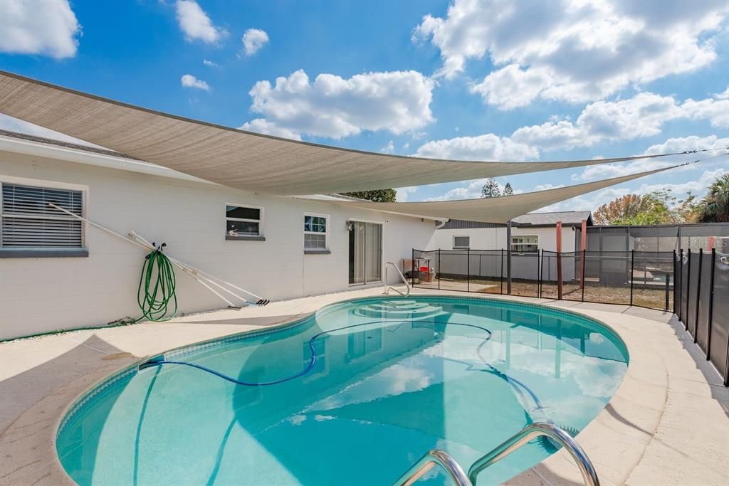 For Sale: $225,000 (2 beds, 1 baths, 840 Square Feet)