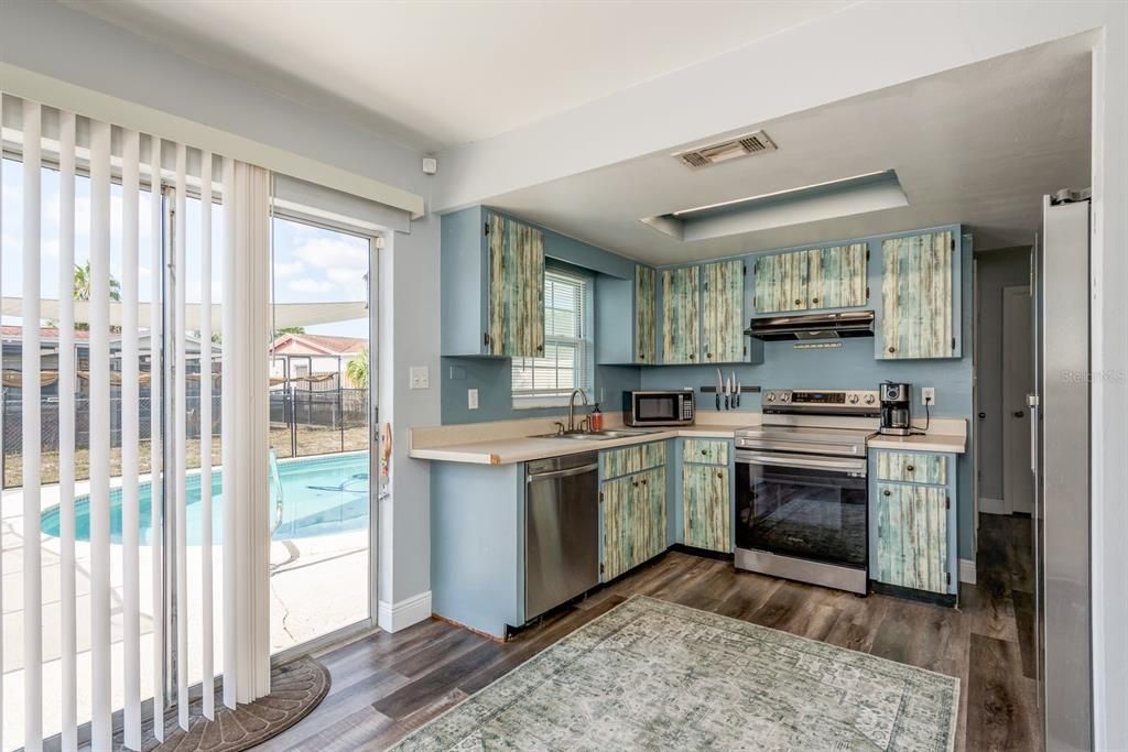 For Sale: $225,000 (2 beds, 1 baths, 840 Square Feet)