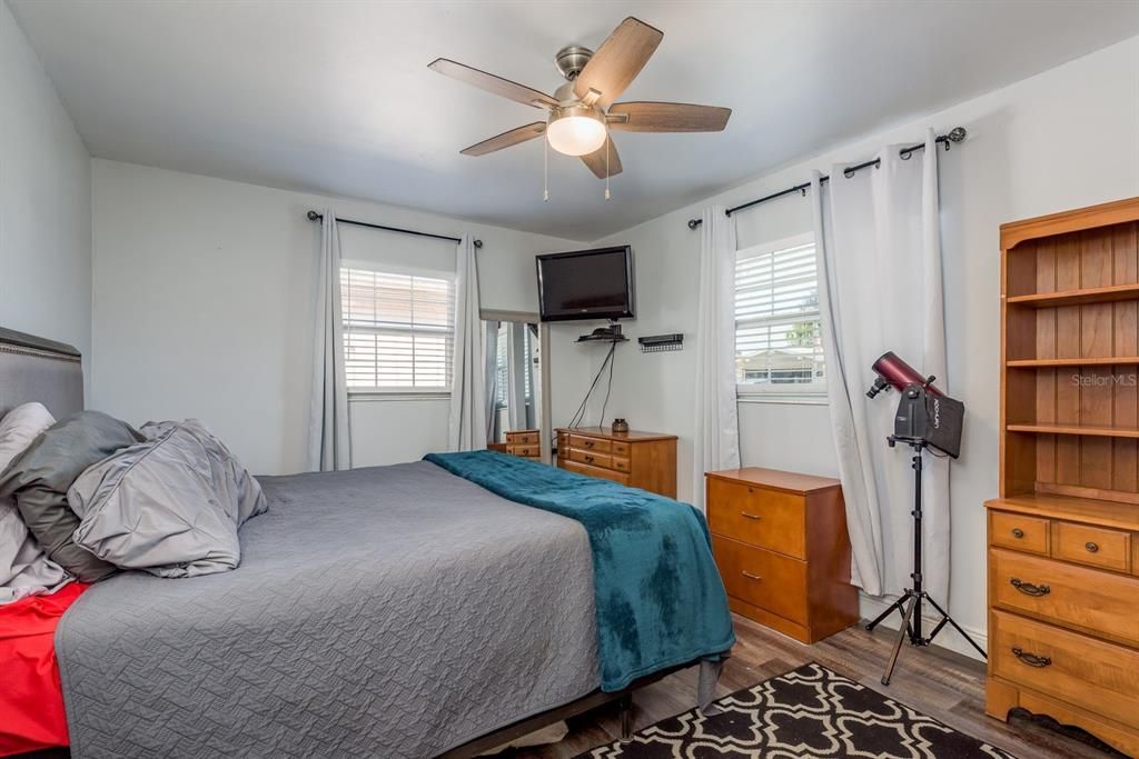 For Sale: $225,000 (2 beds, 1 baths, 840 Square Feet)