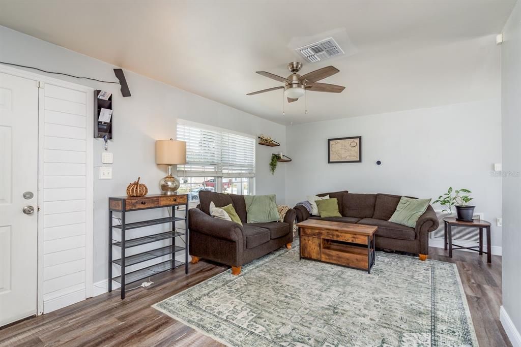 For Sale: $225,000 (2 beds, 1 baths, 840 Square Feet)