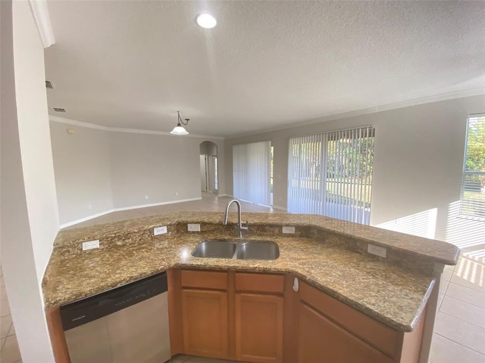 В аренду: $2,895 (5 спален, 3 ванн, 2978 Квадратных фут)