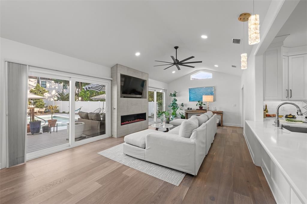 待售: $1,279,900 (4 贝兹, 3 浴室, 2241 平方英尺)