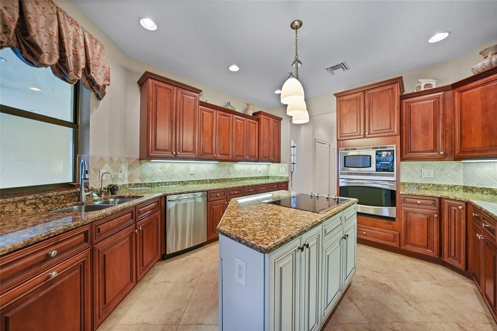 For Sale: $1,100,000 (3 beds, 2 baths, 2604 Square Feet)