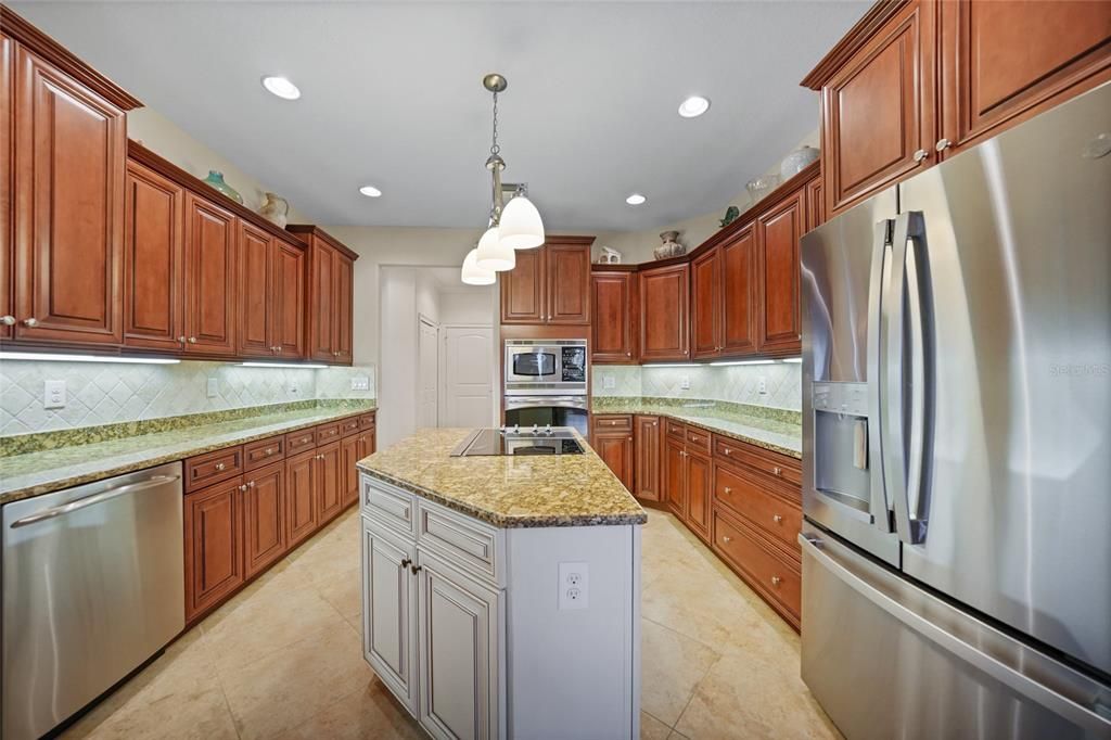 For Sale: $1,100,000 (3 beds, 2 baths, 2604 Square Feet)