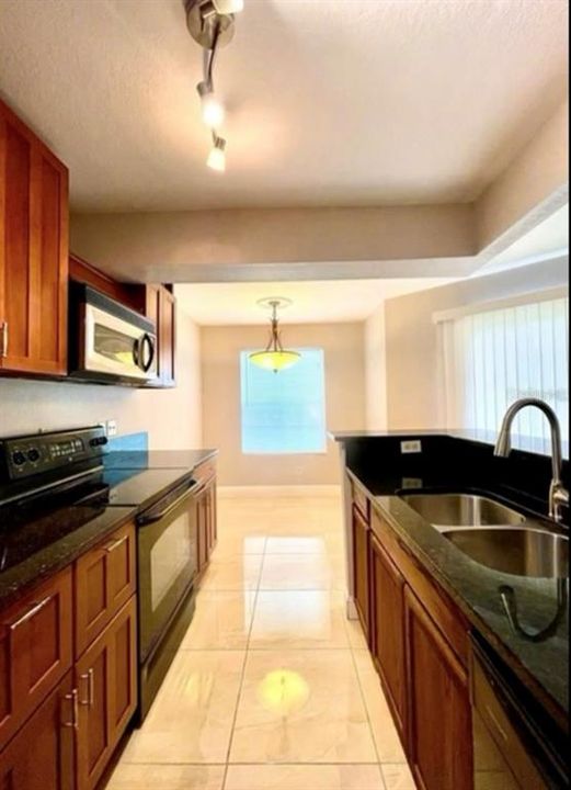 For Sale: $169,900 (1 beds, 1 baths, 754 Square Feet)