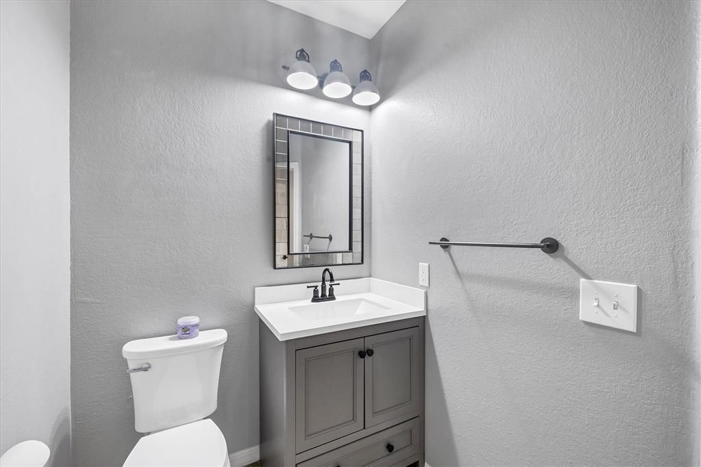 合同活跃: $275,000 (3 贝兹, 2 浴室, 2044 平方英尺)