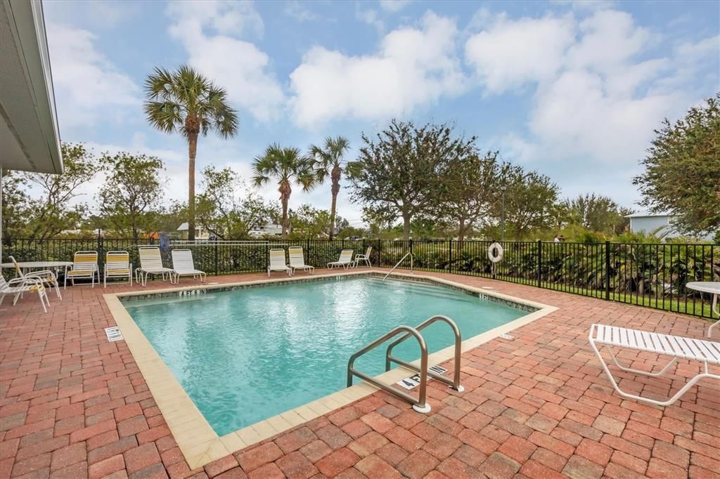 合同活跃: $275,000 (3 贝兹, 2 浴室, 2044 平方英尺)