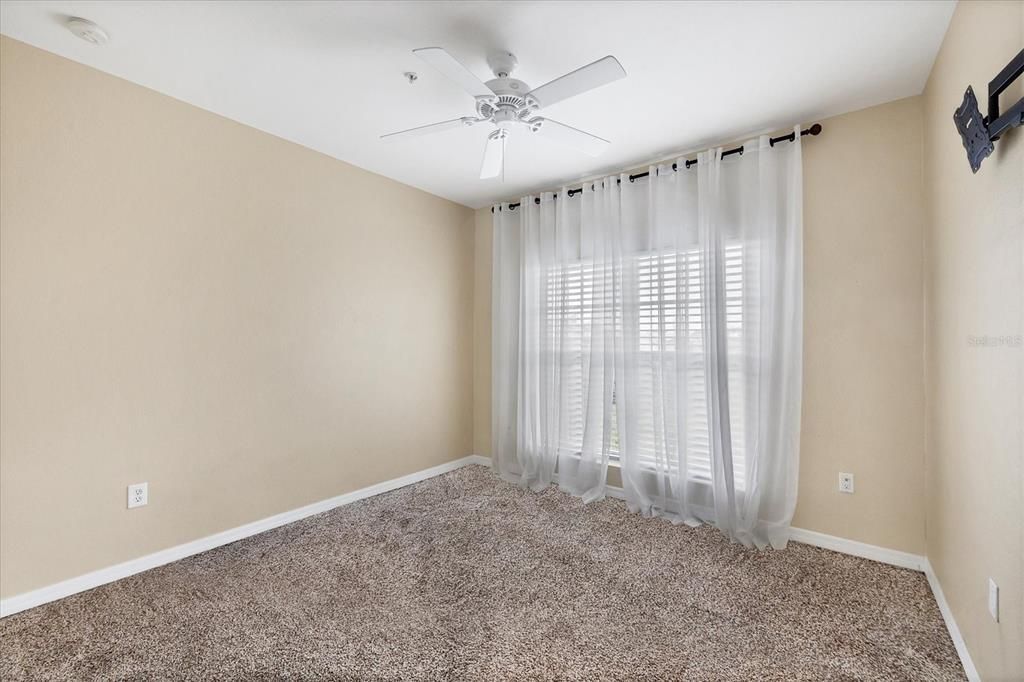 合同活跃: $275,000 (3 贝兹, 2 浴室, 2044 平方英尺)