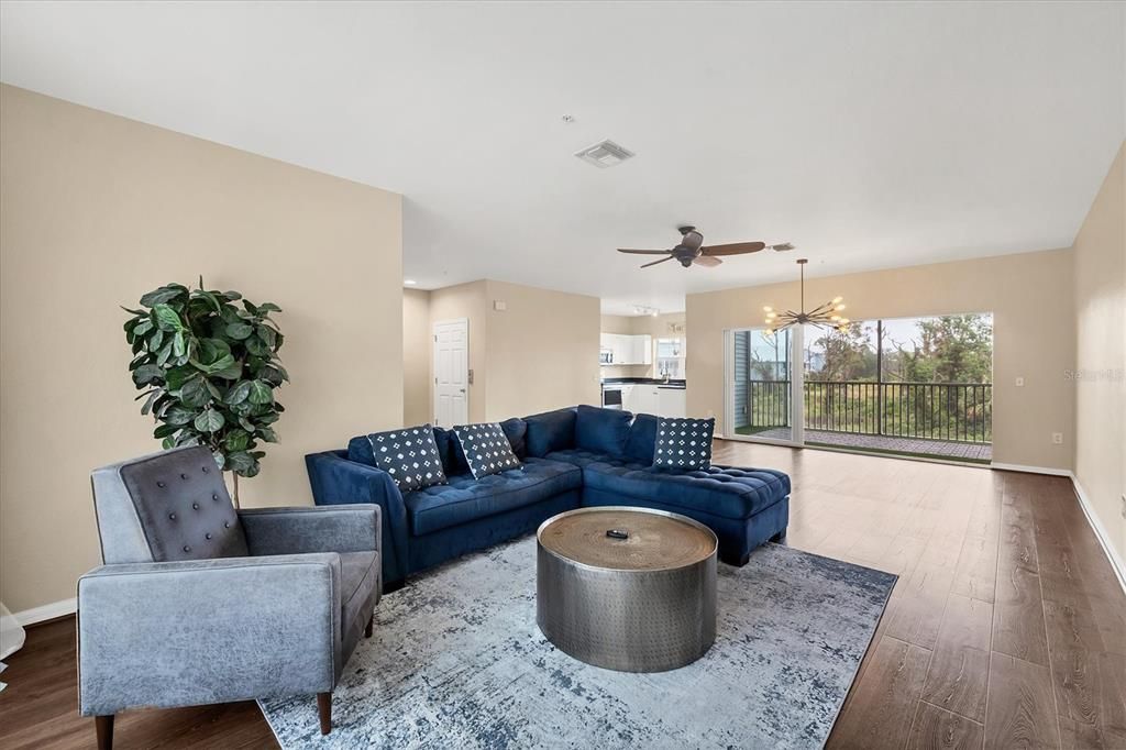 合同活跃: $275,000 (3 贝兹, 2 浴室, 2044 平方英尺)