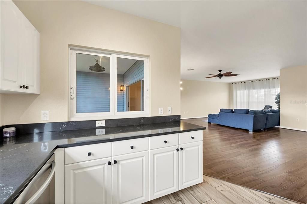 合同活跃: $275,000 (3 贝兹, 2 浴室, 2044 平方英尺)