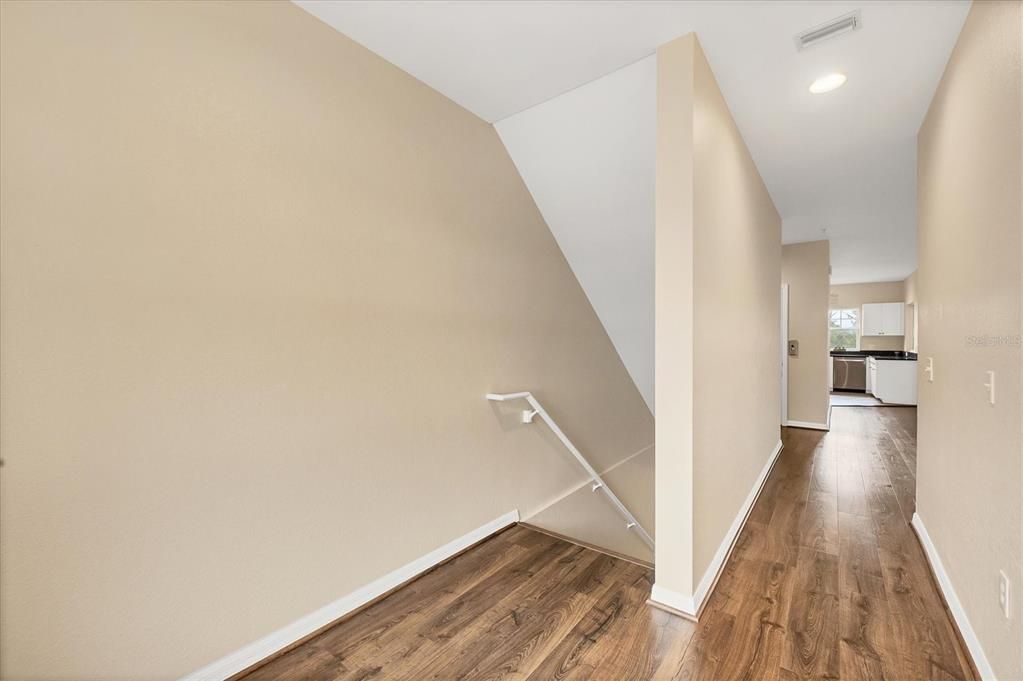 合同活跃: $275,000 (3 贝兹, 2 浴室, 2044 平方英尺)