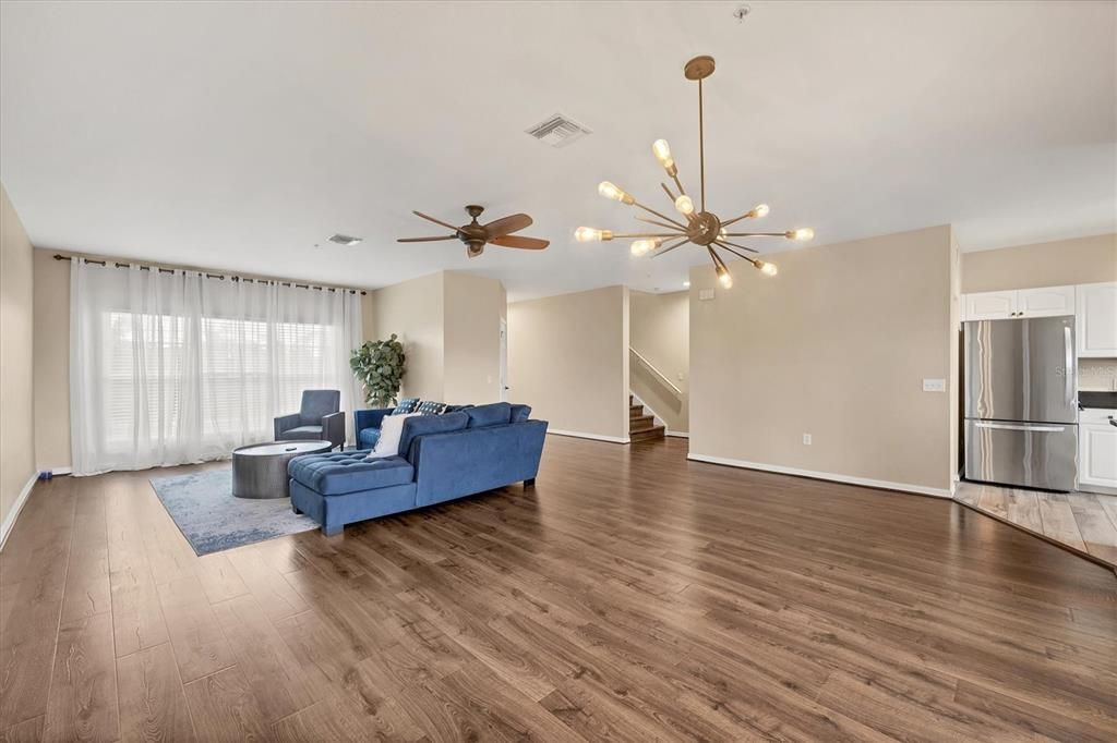 合同活跃: $275,000 (3 贝兹, 2 浴室, 2044 平方英尺)