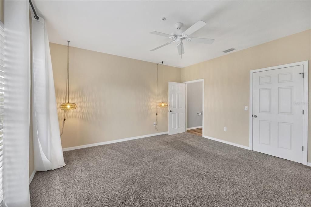 合同活跃: $275,000 (3 贝兹, 2 浴室, 2044 平方英尺)