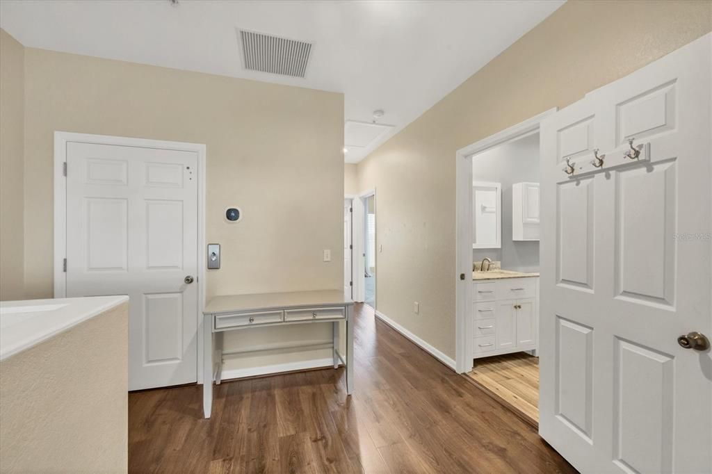 合同活跃: $275,000 (3 贝兹, 2 浴室, 2044 平方英尺)