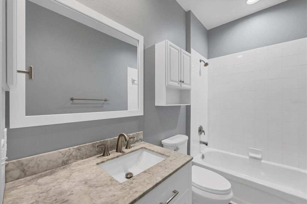 合同活跃: $275,000 (3 贝兹, 2 浴室, 2044 平方英尺)