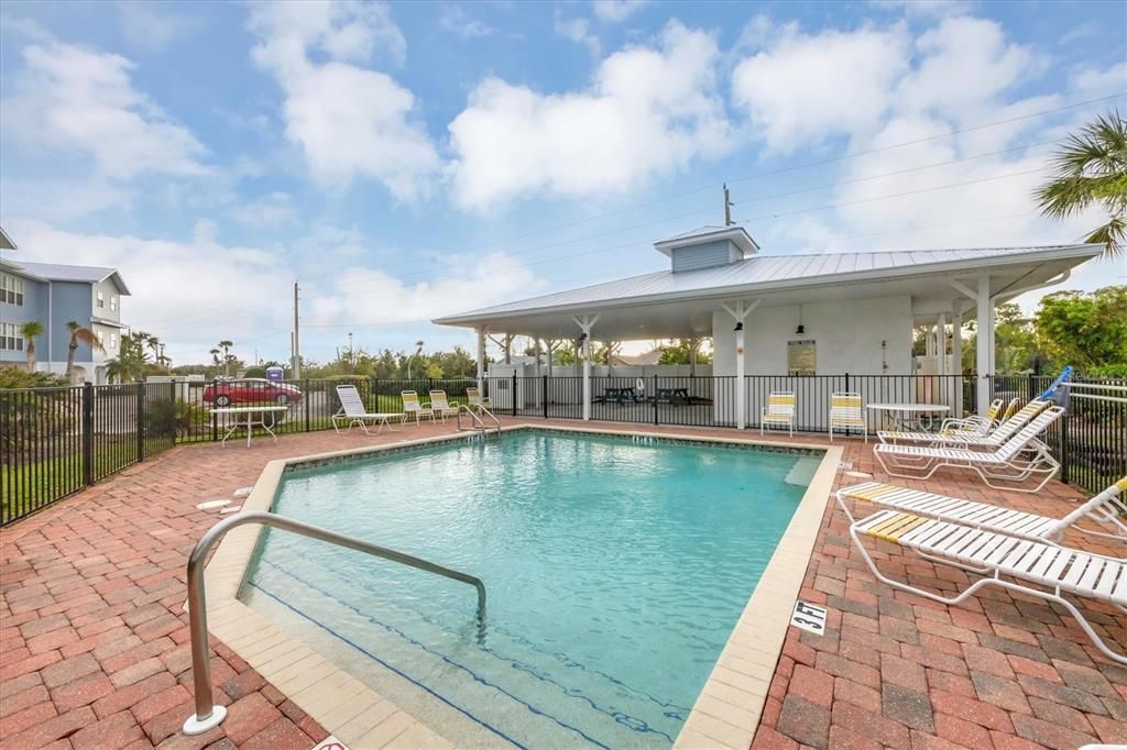 合同活跃: $275,000 (3 贝兹, 2 浴室, 2044 平方英尺)