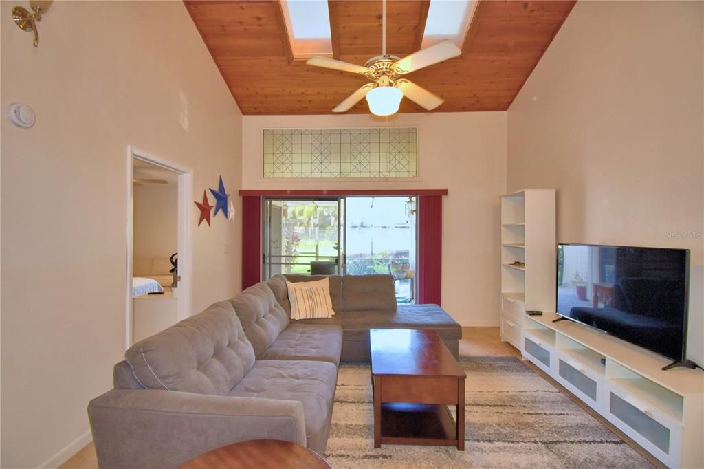 For Sale: $159,900 (2 beds, 2 baths, 970 Square Feet)