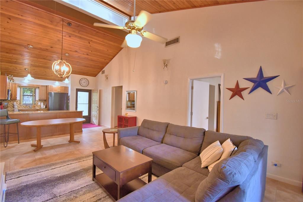 For Sale: $159,900 (2 beds, 2 baths, 970 Square Feet)