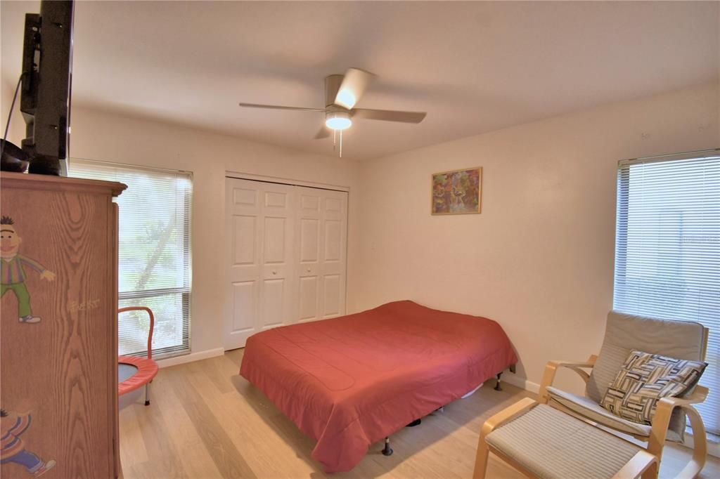 For Sale: $159,900 (2 beds, 2 baths, 970 Square Feet)