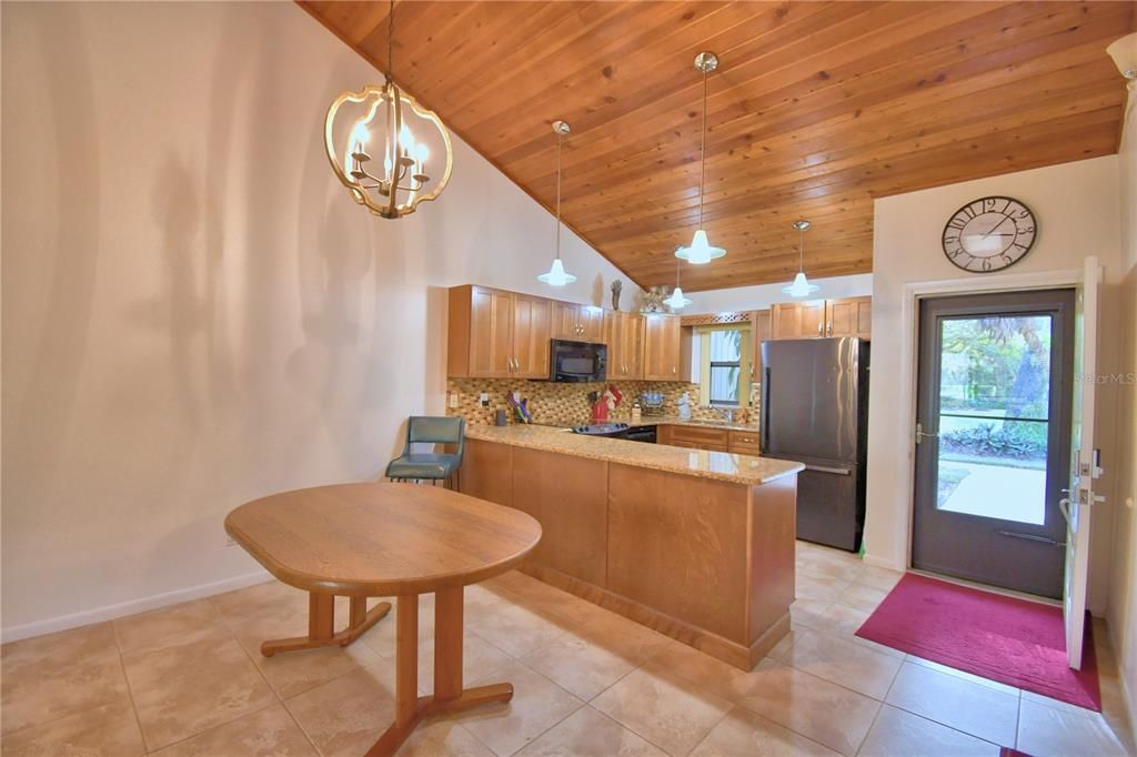 For Sale: $159,900 (2 beds, 2 baths, 970 Square Feet)