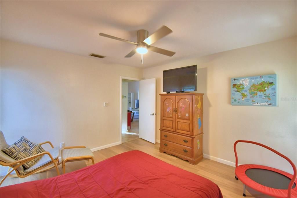 For Sale: $159,900 (2 beds, 2 baths, 970 Square Feet)