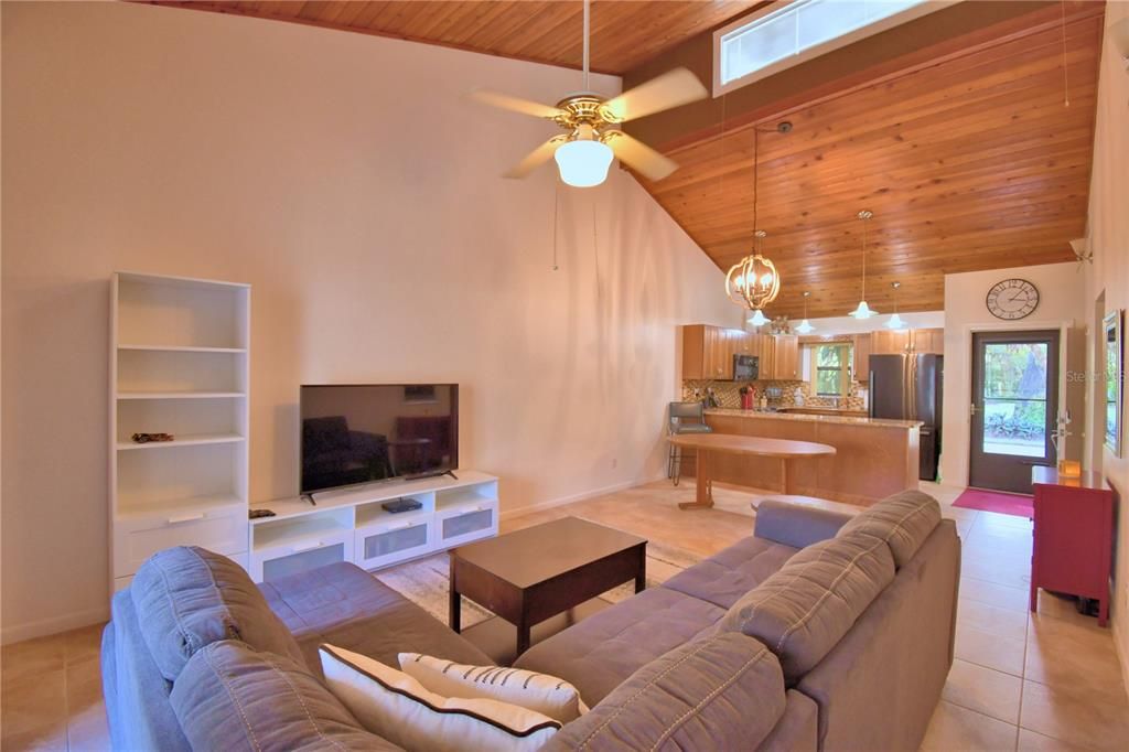 For Sale: $159,900 (2 beds, 2 baths, 970 Square Feet)