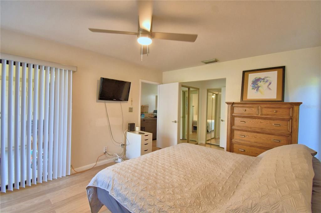 For Sale: $159,900 (2 beds, 2 baths, 970 Square Feet)