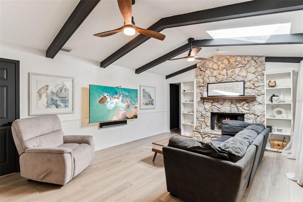 Activo con contrato: $750,000 (4 camas, 2 baños, 2111 Pies cuadrados)