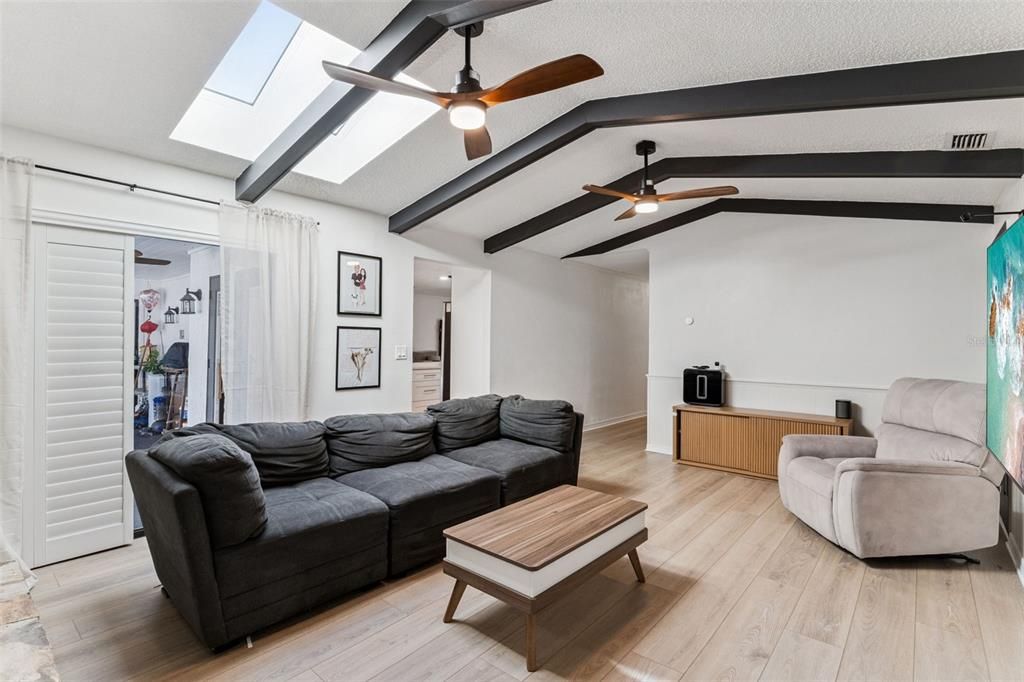 Activo con contrato: $750,000 (4 camas, 2 baños, 2111 Pies cuadrados)