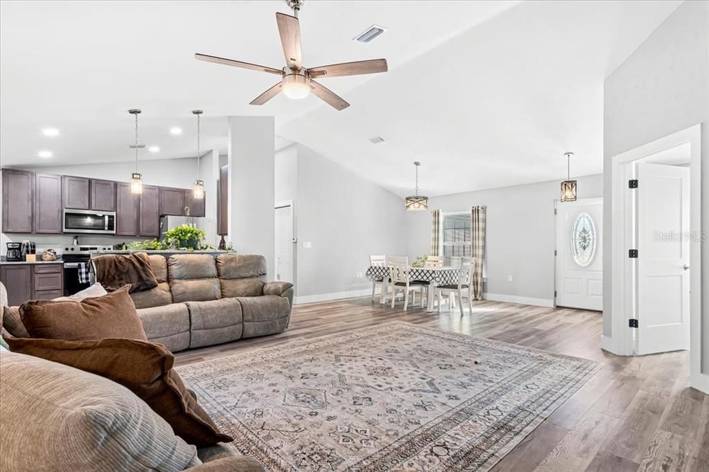 En Venta: $370,000 (4 camas, 2 baños, 1710 Pies cuadrados)