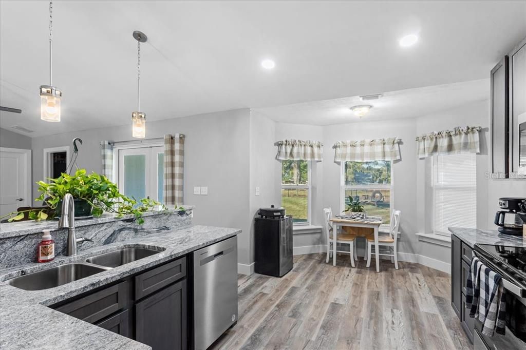 En Venta: $370,000 (4 camas, 2 baños, 1710 Pies cuadrados)