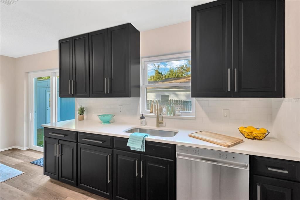 合同活跃: $329,900 (3 贝兹, 2 浴室, 1040 平方英尺)