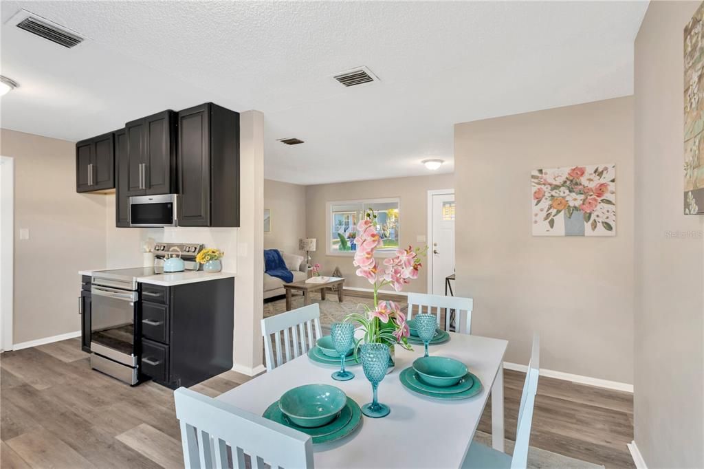 合同活跃: $329,900 (3 贝兹, 2 浴室, 1040 平方英尺)