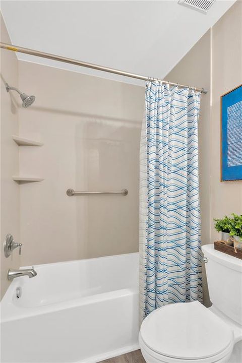 合同活跃: $329,900 (3 贝兹, 2 浴室, 1040 平方英尺)