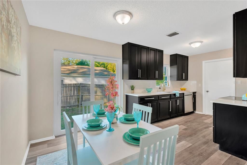 合同活跃: $329,900 (3 贝兹, 2 浴室, 1040 平方英尺)