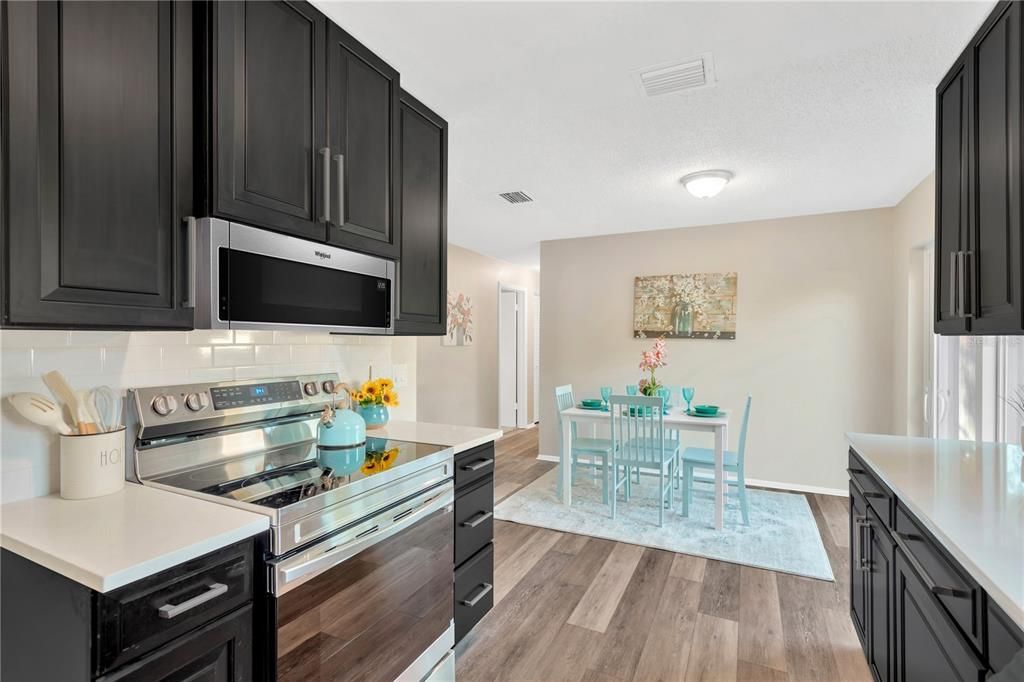 合同活跃: $329,900 (3 贝兹, 2 浴室, 1040 平方英尺)