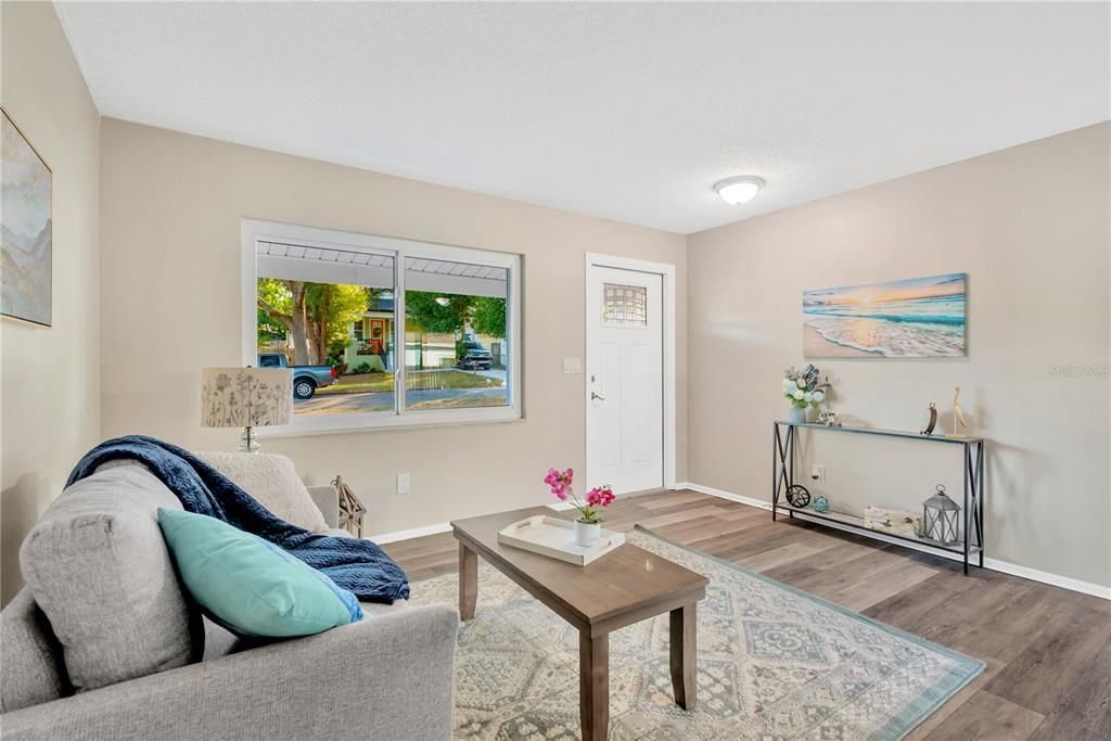 合同活跃: $329,900 (3 贝兹, 2 浴室, 1040 平方英尺)