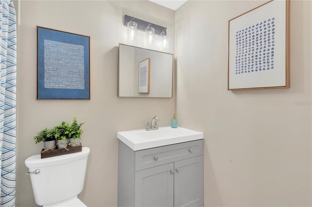 合同活跃: $329,900 (3 贝兹, 2 浴室, 1040 平方英尺)