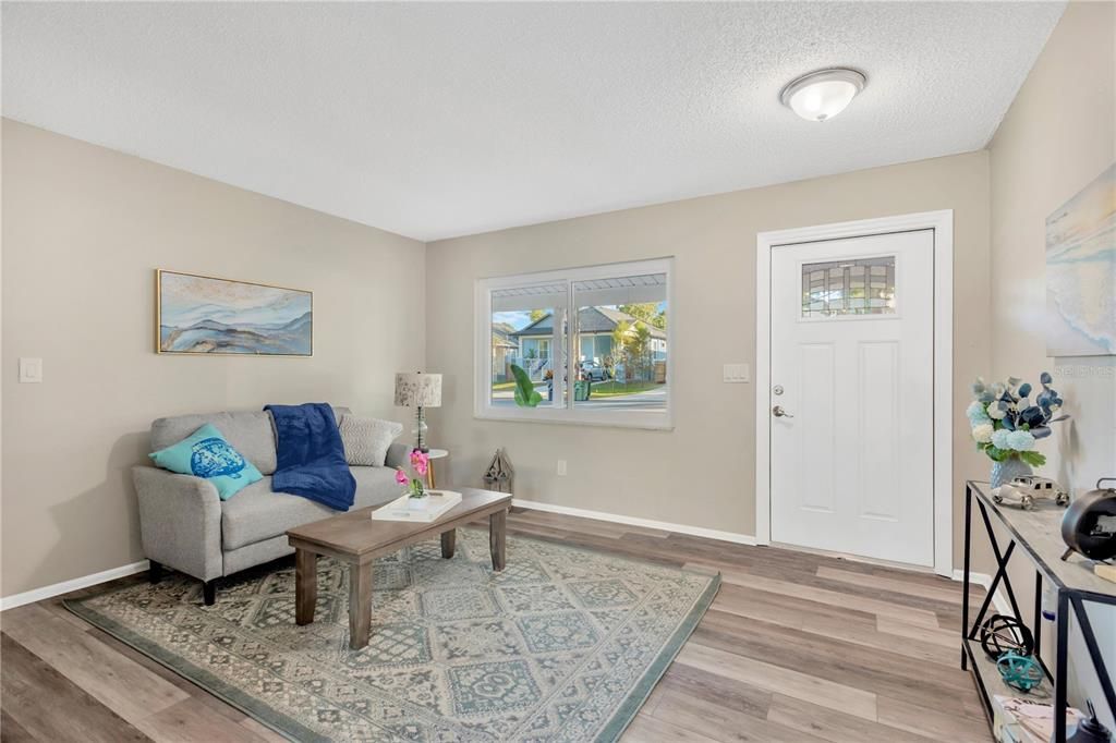 合同活跃: $329,900 (3 贝兹, 2 浴室, 1040 平方英尺)