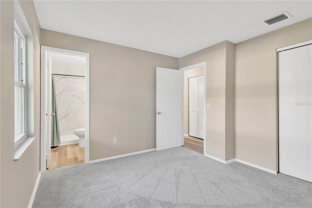 合同活跃: $329,900 (3 贝兹, 2 浴室, 1040 平方英尺)