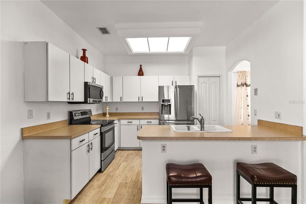 For Sale: $330,000 (2 beds, 2 baths, 1722 Square Feet)