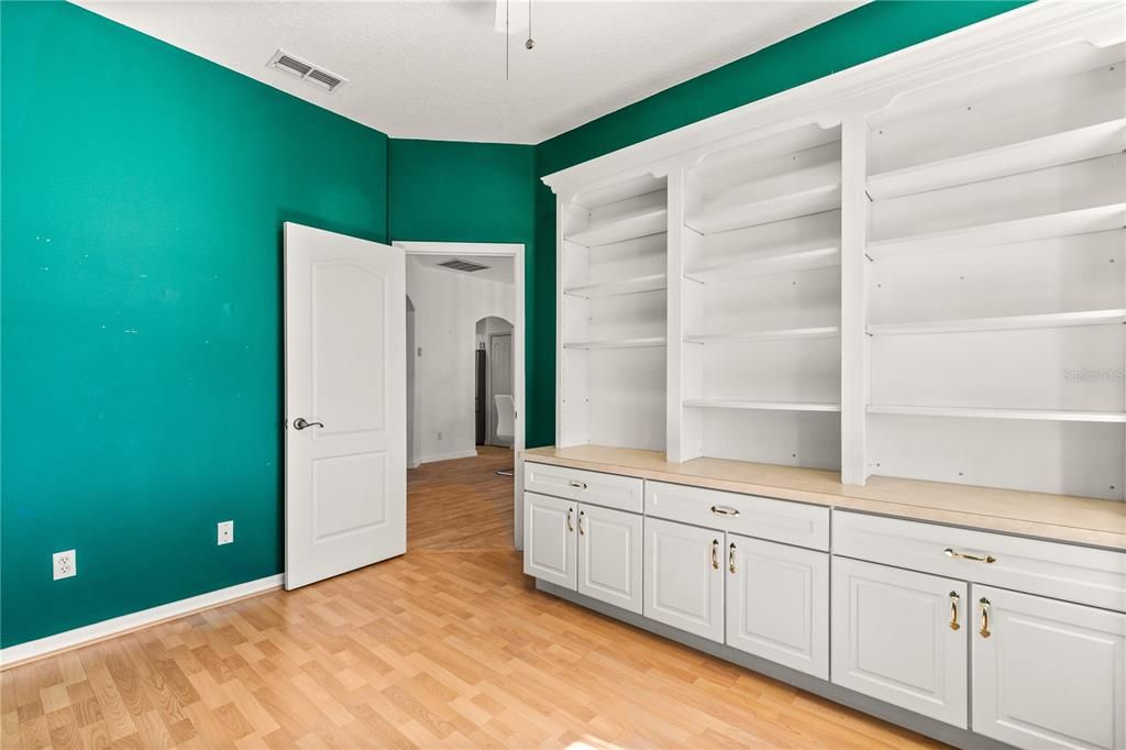 For Sale: $330,000 (2 beds, 2 baths, 1722 Square Feet)