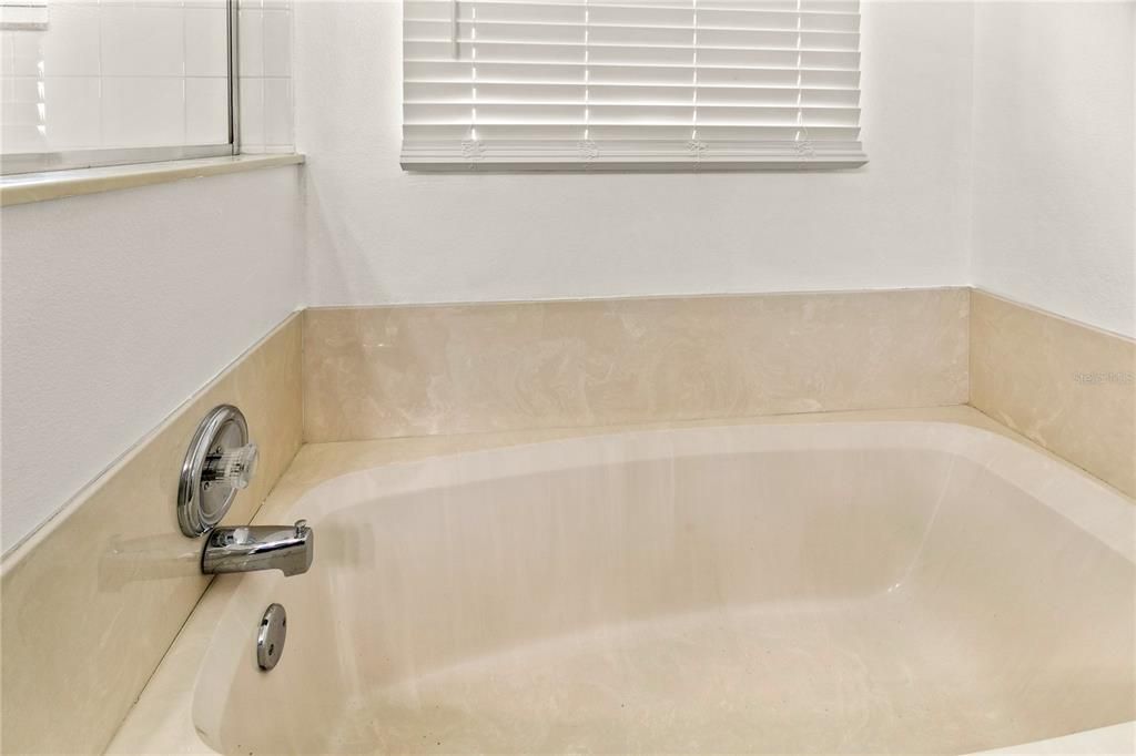 For Sale: $330,000 (2 beds, 2 baths, 1722 Square Feet)