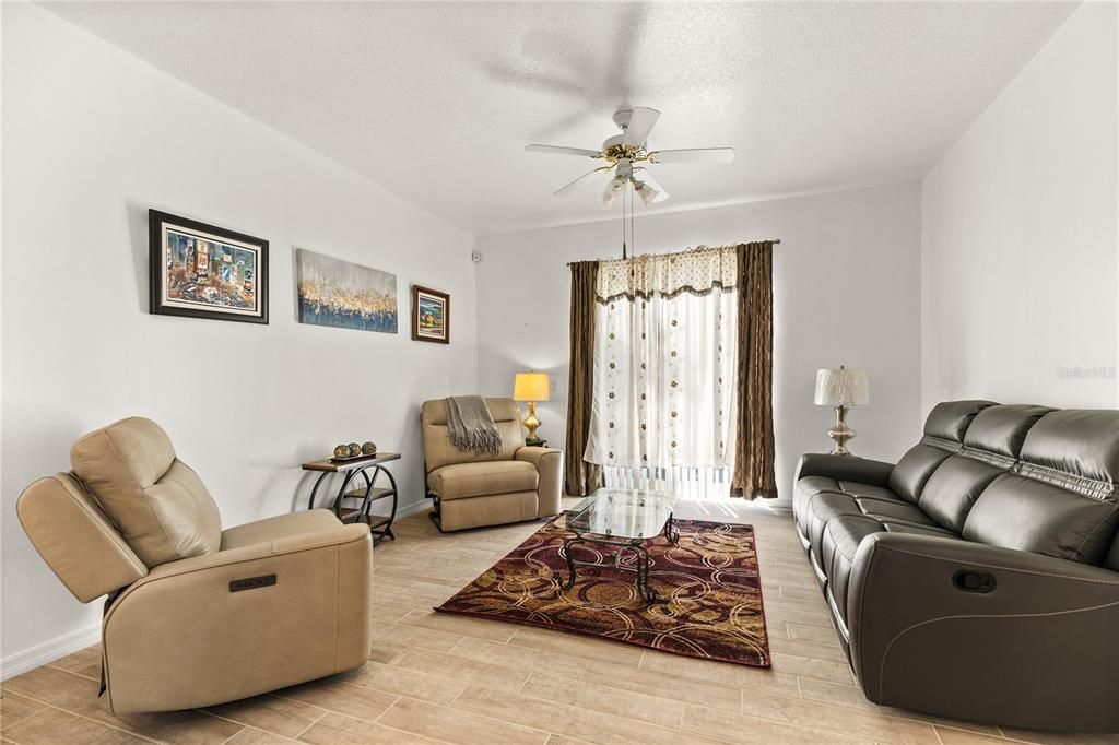 For Sale: $330,000 (2 beds, 2 baths, 1722 Square Feet)