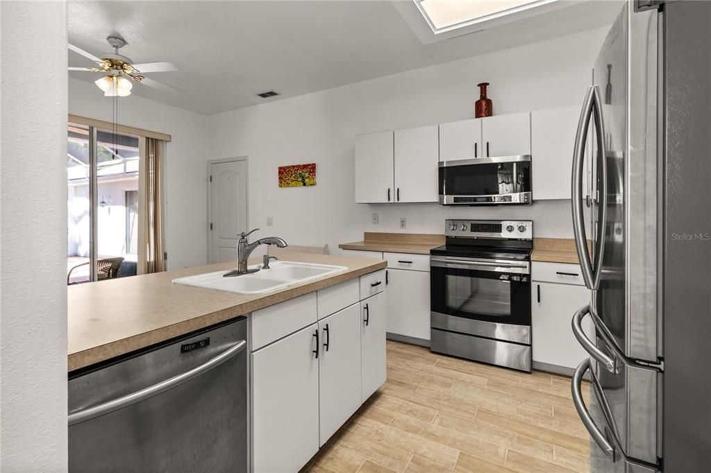 For Sale: $330,000 (2 beds, 2 baths, 1722 Square Feet)