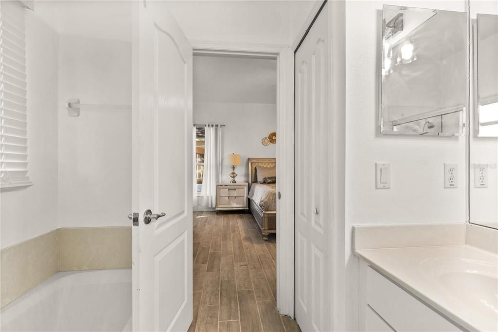 For Sale: $330,000 (2 beds, 2 baths, 1722 Square Feet)