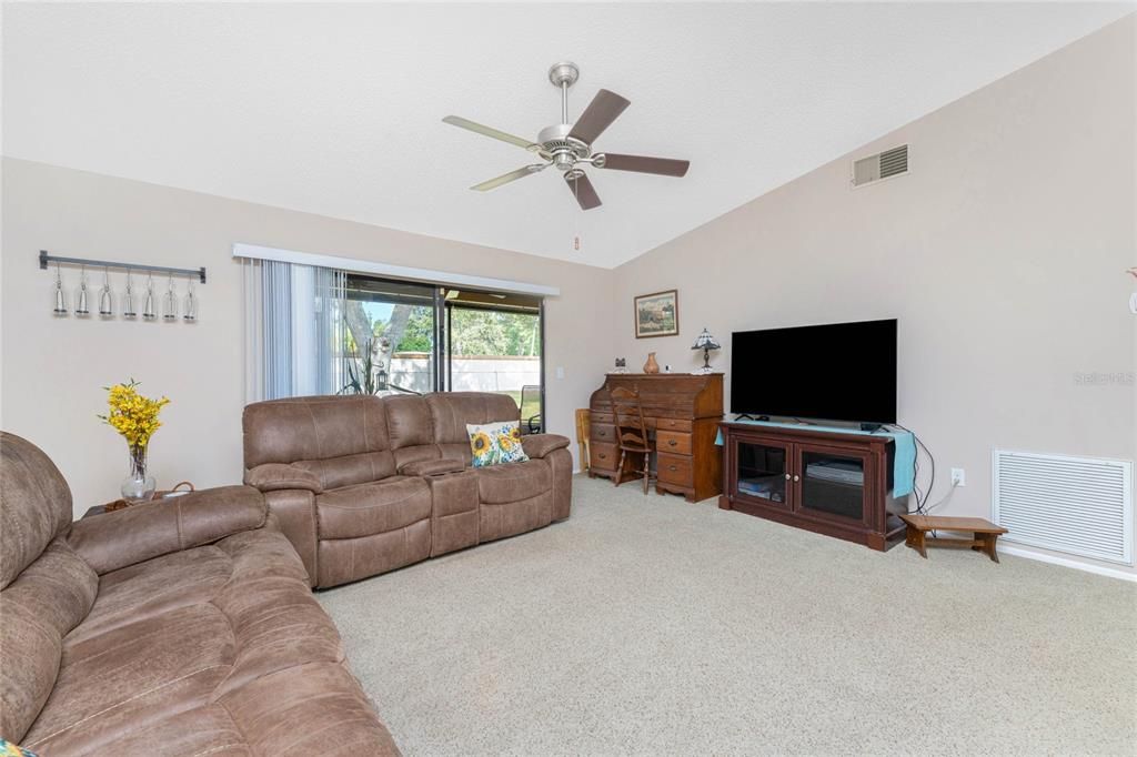 For Sale: $199,000 (2 beds, 2 baths, 1078 Square Feet)