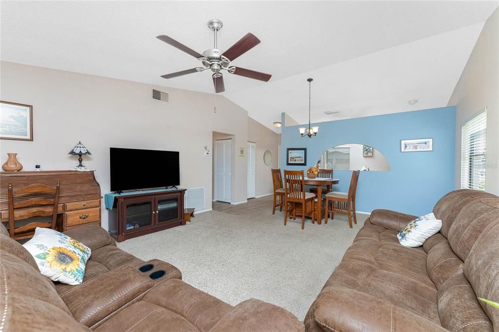 For Sale: $199,000 (2 beds, 2 baths, 1078 Square Feet)