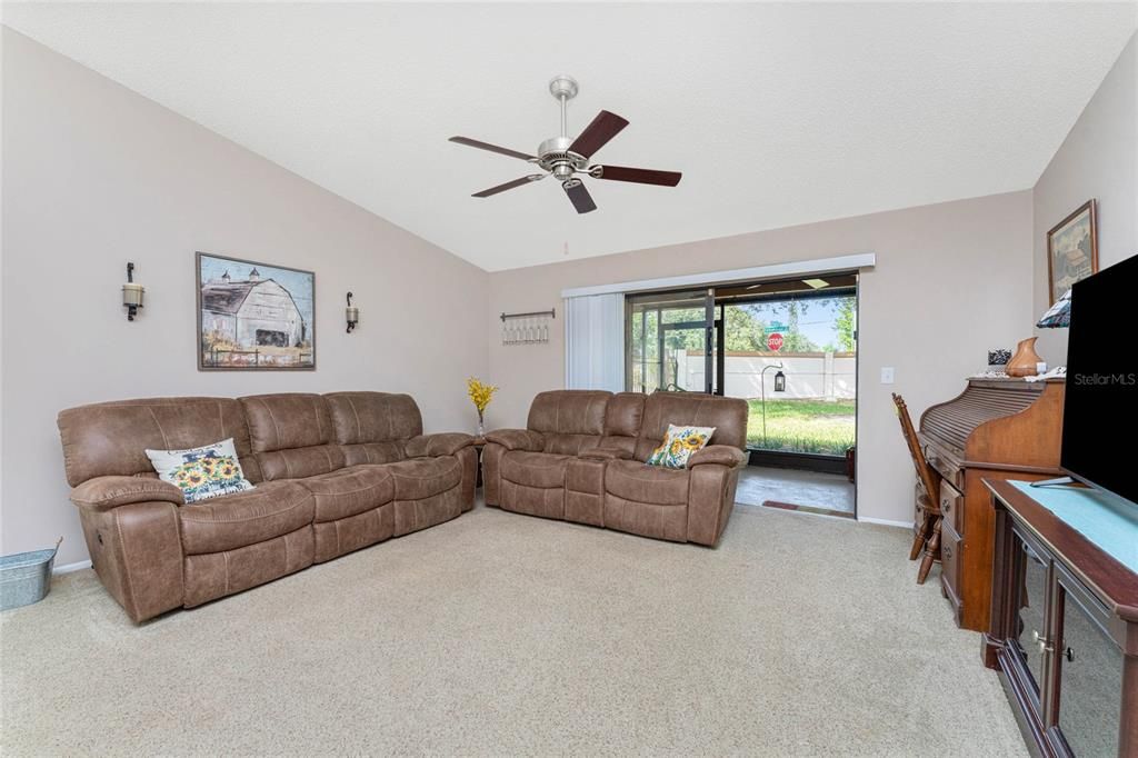 For Sale: $199,000 (2 beds, 2 baths, 1078 Square Feet)