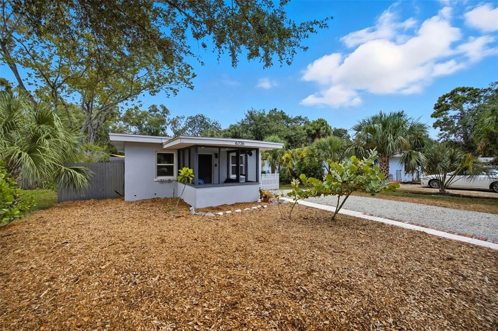 For Rent: $1,800 (2 beds, 1 baths, 648 Square Feet)